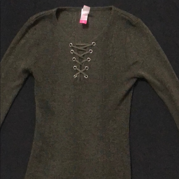 No Boundaries Olive Green VNeck Long Sleeve (M) - Picture 1 of 3